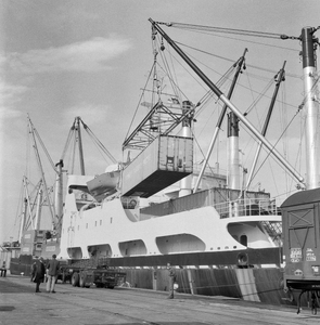 171581 Afbeelding van de overslag van containers van United States Lines in de Prinses Margriethaven te Rotterdam.